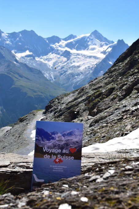 livre "voyage au coeur de la Suisse" avec défauts